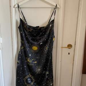 Häftig midi klänning med galaxliknande mönster på. Aldrig använd. Silkesliknande material :)