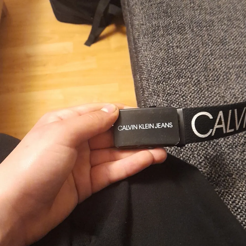 Calvin klein bälte (äkta) fick I present i vintras använd fåtal gånger fint skick. Kostar 300kr och mitt pris 100kr.. Accessoarer.