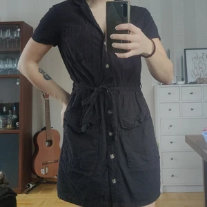 Skjortklänning - En jättefin klänning från H&M i storlek 40, passar även mig som är 36/S med tanke på snöret i midjan!