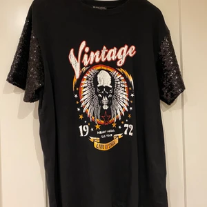 Oversized t-shirt - Otroligt snygg oversized t-shirt men coolt tryck och paljetter på ärmarna som gör den unik. Den är aldrig använd så den är i nyskick. Det står storlek ”16” i plagget men är oversized på mig som vanligtvis har S.🖤