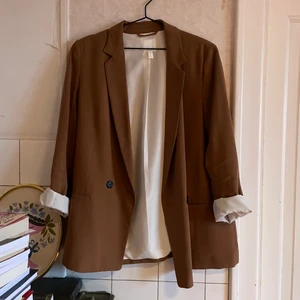 Blazer  - Blazer i storlek 40, jag som har storlek S/36 har haft den lite oversize. Frakten är inräknad i priset. Skriv vid frågor! 