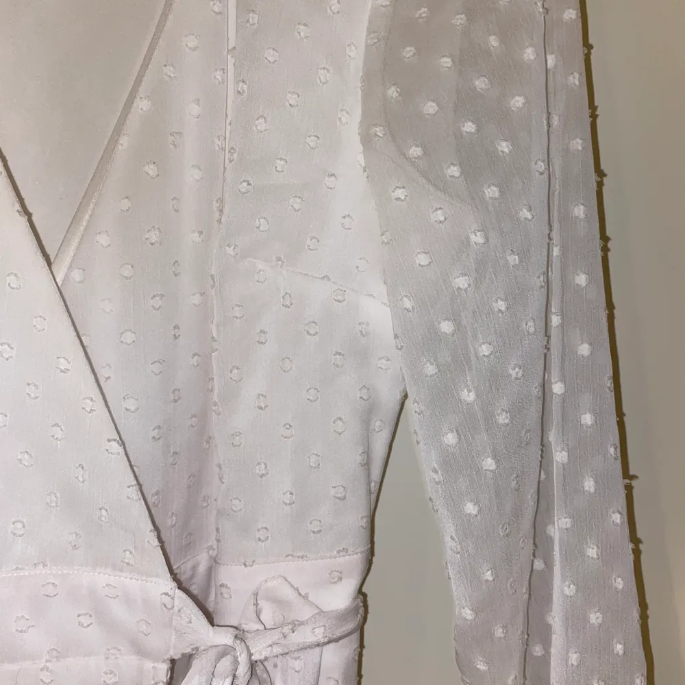 En superfin vit klänning från bubbleroom. Passar perfekt till student eller skolavslutning. Använd endast ett fåtal gånger. Klänningar.