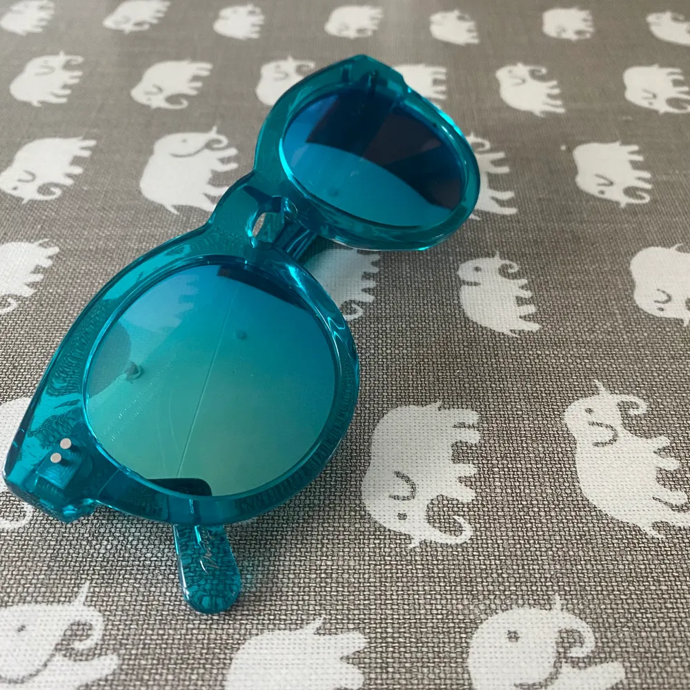 Turkosa/blåa chimi solglasögon i modell 03, klassiska runda. I väldigt gott skick, påsfodral kvar. Högsta bud: 300kr. Accessoarer.