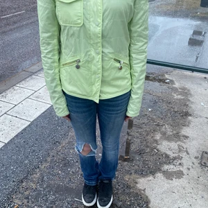 Moncler jacka - Säljer nu denna lite tunnare moncler jackan köpt ifrån Vestiaire Collective. Självfallet äkta!! Nyskick utan några defekter. Skriv vid frågor💗  ( samma annons som föregående bara fler bilder!!)