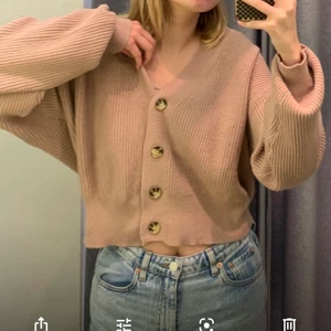 Gina Tricot kofta - Beige kofta från Gina. Älskar att den är oversized och lagom lång! Jättefint skick och mjukt material. Hör av dig om frågor så svarar jag snabbt!