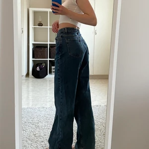 Blå vida jeans - Jeans från NA-KD som jag sytt upp. Har bara använt några gånger. Bra skick. Säljer den då den inte kommer till användning. Skriv till mig vid funderingar eller intressen.
