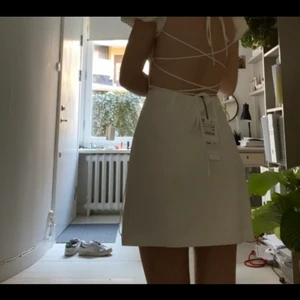 Zara Klänning - säljer min fina oanvända klänning som jag hade tänkt ha till studenten men ångrade mig då jag hittade en annan❤️ jätte bra kvalite och perfekt till alla tillfällen! då den är oanvänd så säljer jag den för original pris men det går alltid att diskutera!
