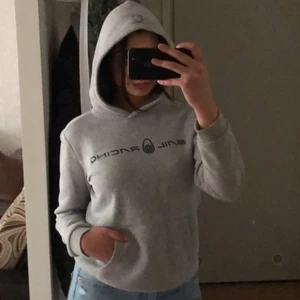 Sail racing hoodie  - En sail racing hoodie på färgen grå, har logo på luvan och är perfekt för hösten och sommar kvällar. Har använt den två gånger, den är väldigt fin och passar med alla typer av byxor💕