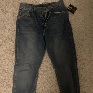 Nelly jeans  - Helt nya nly by nly jeans! Säljer då de inte passade mig och glömde bort att returnera dem, med lappar och påse kvar! Mom jeans. 