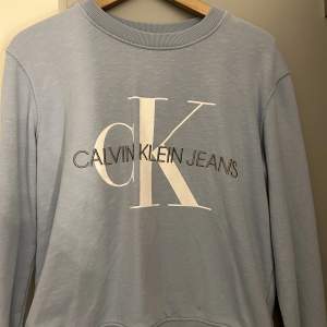 Super skön Calvin Klein tröja i fin blå färg  Storlek S 