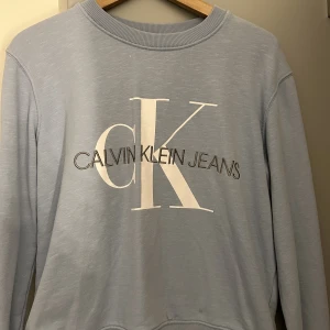 Calvin Klein sweatshirt  - Super skön Calvin Klein tröja i fin blå färg  Storlek S 
