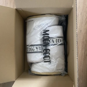 Helt nya moonboots - Är i nyskick och aldrig använda. Köparen står för frakten💕ny pris är ca 1900 kr.
