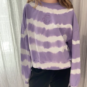 Tjocktröja  - En lila tröja från pull&bear. Använd några gånger men är i bra skick✨⭐️💫🌟🤩