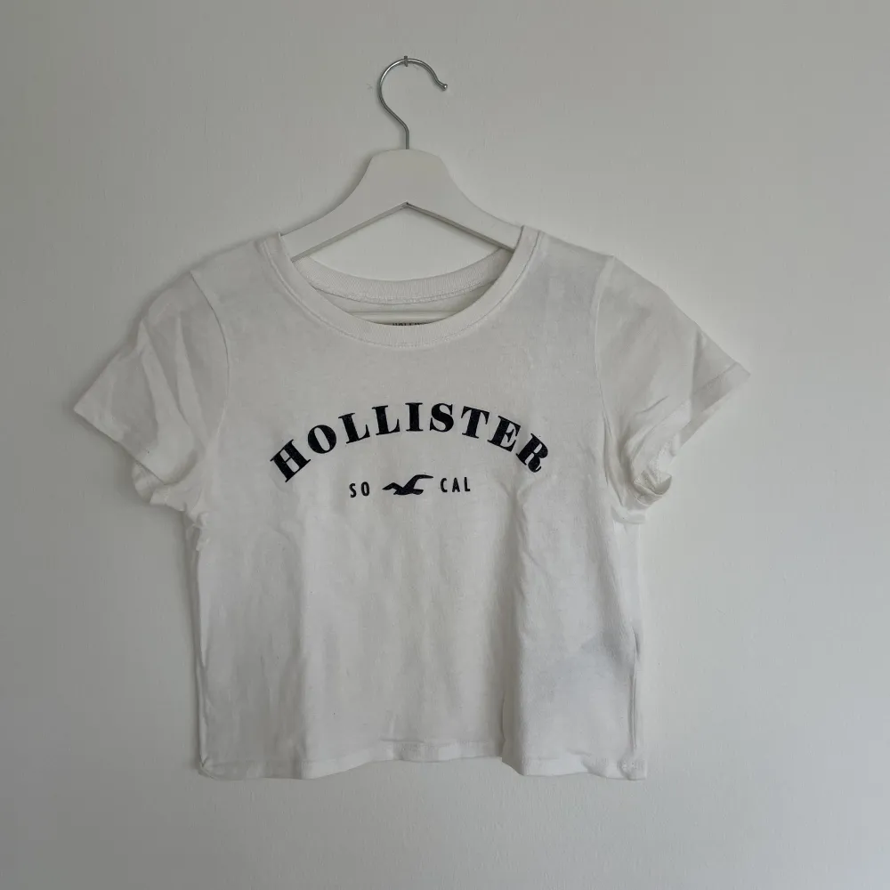 Vit croptop från Hollister med marinblått tryck . T-shirts.