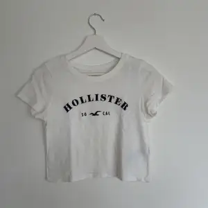 Vit croptop från Hollister med marinblått tryck 