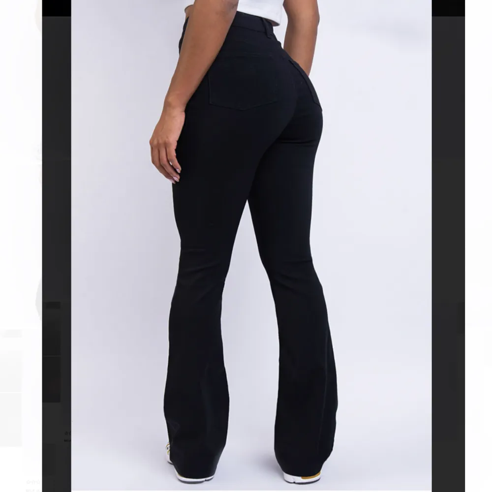 Svarta Jeans från Madlady. Aldrig använda, helt nya 🌷Egna bilder kan skickas 🥰 Nypris 599kr. Jeans & Byxor.