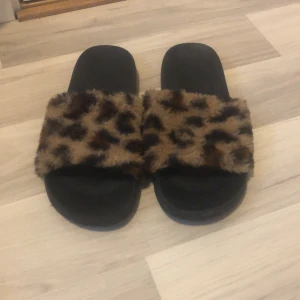 Tofflor - Leopard mönster på tofflorna. Använda 2-5 gånger utomhus. Fina