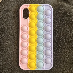 Mobilskal - Ett pop it mobilskal som är oanvänd och i bra skick och gjord i silikon Den tillhör iPhone x/xs