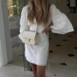 Adoore klänning  - Adoore Florence Dress, en underbart söt klänning som passar utmärkt nu till studenten och sommaren. Är i storlek 36 och är slutsåld på adoores hemsida. 