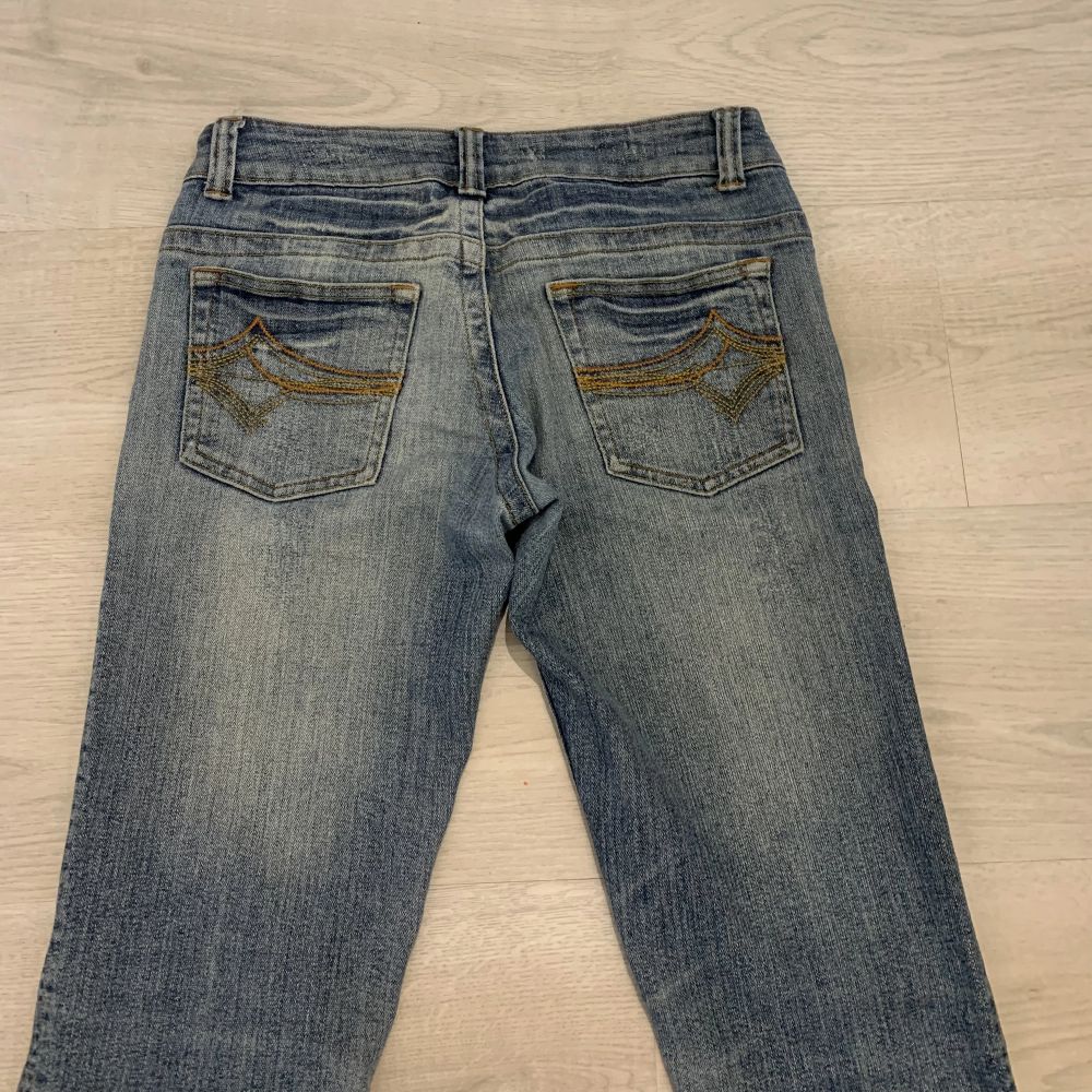 Lågmidjade blåa raka jeans!  Midjemått: 38cm rakt över Innerbensmått: 80cm . Jeans & Byxor.