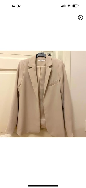 Blazer nakd - Säljer denna beigea blazern från nakd💗 så fin kvalitet, aldrig använd💗