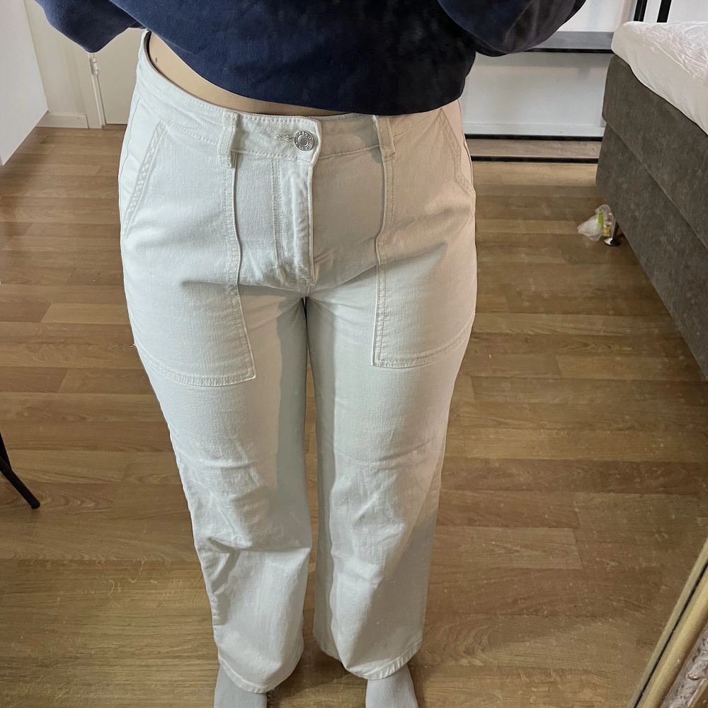 Snygga vita jeans!đ€ Storlek L men passar bra pĂ„ mig som vanligtvis bĂ€r M. Köpta frĂ„n Cubus. Toppenskick!! Kontakta mig för mer infođ«¶đŒ . Jeans & Byxor.