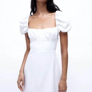 Zara Linen Blend Dress - Säljer min kära studentklänning då den inte kommer till användning. Den är i gott skick då den är använd ca 2 gånger och den är superhärlig nu till våren och sommaren. 