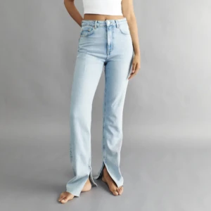 Boohoo jeans med slits💙 - Ljus blåa Boohoo jeans med slits storlek 34-38 okej skick