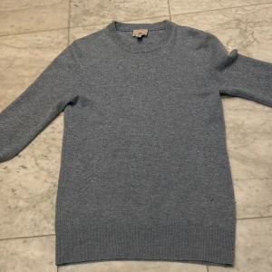 Kashmir tröja  - Säljer denna riktigt snygga, turkosa tröja. 100% Kashmir från H&M Storlek XS. Endast använd ett fåtal gånger därav nästan som i nyskick. Nypris: 1300. Kan tvättas vid köp.