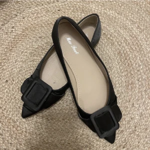 Ballerinas - Säljer nu världens sötaste ballerinaskor köpta på Plick, som tyvärr var för stora på mig. Fler bilder kan önskas om intresse finns🥰🥰🥰🥰🥰