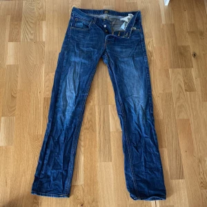 Lee Jeans - Lee Jeans Storlek: 30/32 Lite skrynkliga, har legat i en låda länge men går ju att fixa