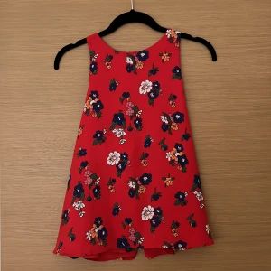 Röd topp ZARA stl S - Blommig röd topp från ZARA i stl S. Skicka medelande för fler bilder.