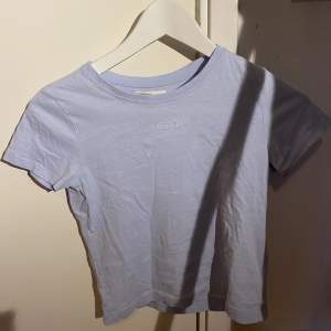 Blå, kort och tajt t-shirt från Kappahl. Passar mig som är XS, trots storleken. Endast använd en gång 💓 