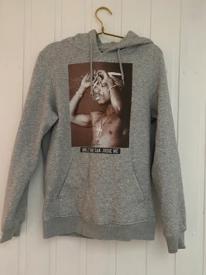 Hoodie - 2Pac hoodie i fint skick