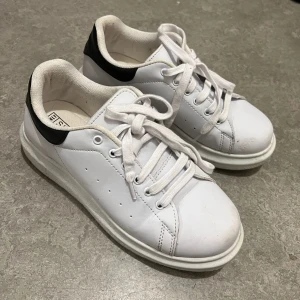 Skor - Säljer på grund av att det inte kommer till användning 