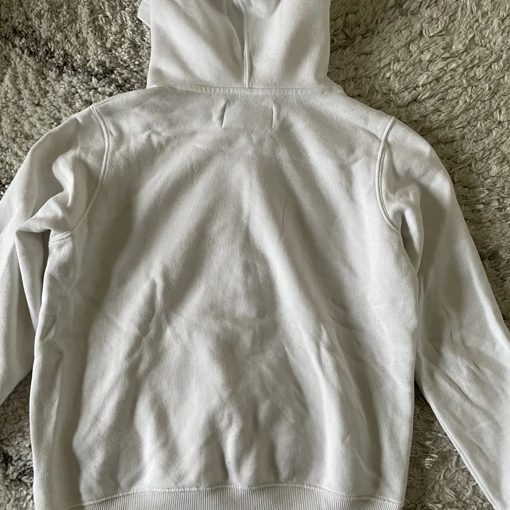Säljer denna vita Calvin Klein hoodie då den aldrig kommer till användning längre. Har bara navönt ett få tal gånger. Kontakta gärna vid frågor💕. Hoodies.