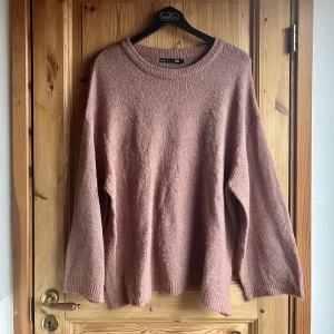 Stickad tröja - En rosa stickad tröja från 157 lager i storlek L. Sparsamt använd. Ej nopprig. 