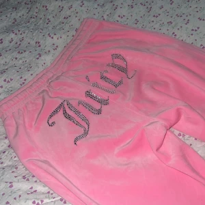 Oanvända Juicy Couture byxor  - Storlek S Endast provade I färgen Cotton Candy   Nypris 1100 kr  Säljer för 500 kr plus ev frakt 💕