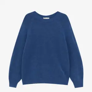 Säljer denna blå stickade tröja från pull and bear❤️ aldrig använd. Stolek S men passar också XS Eller M💕 köpt för 360 säljer för 200 +frakt❤️