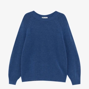 Pull and bear tröja - Säljer denna blå stickade tröja från pull and bear❤️ aldrig använd. Stolek S men passar också XS Eller M💕 köpt för 360 säljer för 200 +frakt❤️