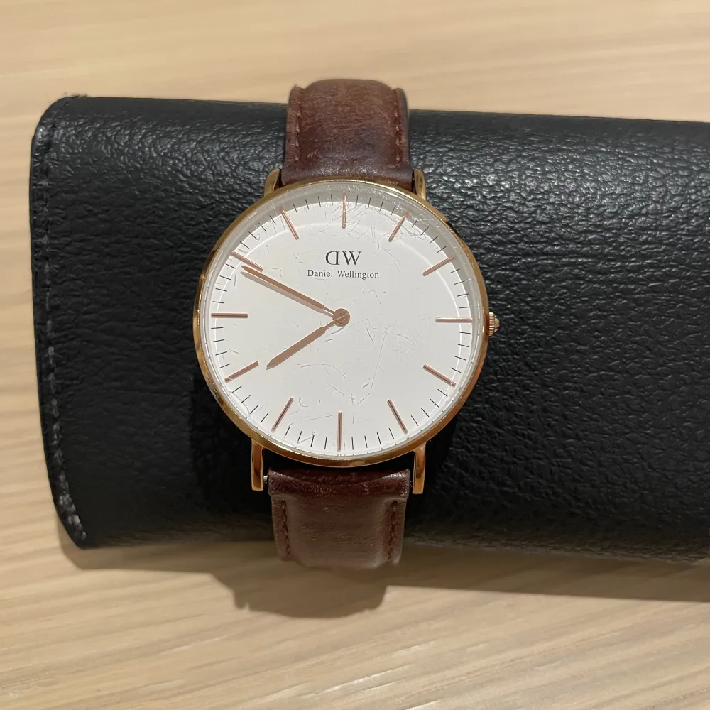 Hej Säljer nu min underbart fina Daniel Wellington klocka då den ej kommer till användning längre. Då jag fick den i present har jag ej något kvitto, däremot äkta bevis om man kollar på baksidan💕 hör av er vid fler frågor☺️klockan är i den mindre storleken. Accessoarer.