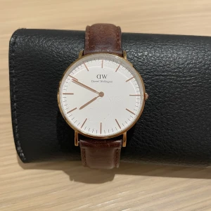 Daniel Wellington klocka - Hej Säljer nu min underbart fina Daniel Wellington klocka då den ej kommer till användning längre. Då jag fick den i present har jag ej något kvitto, däremot äkta bevis om man kollar på baksidan💕 hör av er vid fler frågor☺️klockan är i den mindre storleken