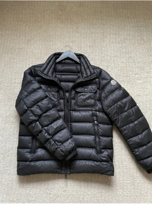 Moncler valence guibotto - Säljer nu denna fina monclerjacka i storleken 3 vilket motsvarar M/L. Modellen heter valence giubbotto. Jackan är i befintligt skick utan några hål eller liknande. Äkthetsbevis finns. Hör av er med frågor eller funderingar. Priset är diskuterbart.
