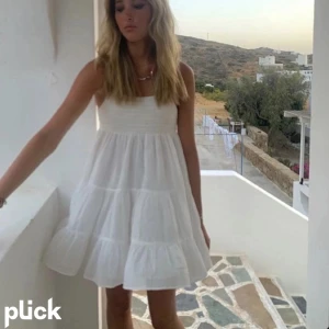 Zara klänning! - Säljer min Zara klänning då den inte kommer till användning, hör av dig för egna bilder! 💗 (den är i storlek L men ganska liten i storleken)