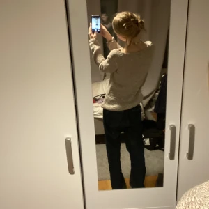 Tröja - En tröja som passar både fungerar som den är eller med klänning under! Man ser igenom lite, så kan vara bra att ha ett linne under! Lite tunn så passar bra till sommarn Hör av dig vid frågor.