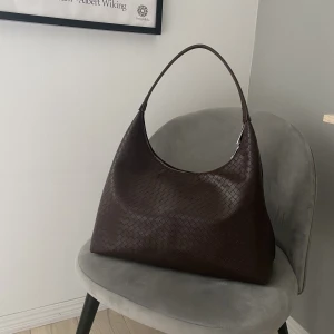 Väska - Säljer denna fina väska då jag tyvärr inte får användning för den längre. Köparen står för frakten! 🤎