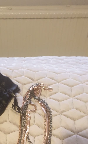 Ett halsband - Ett halsband från Snö of Sweden i svart och roséguld i helt ok skick.