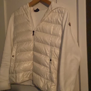 Moncler cardigan vit - Några intressen skirv. 10/10 ny skick. storlek xs. 