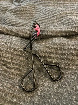 Ögonfransböjare  - Detta är en ögonfransböjare som är använd få antal gånger. Jag säljer den för att den inte kommer till användning eftersom jag har en annan jag använder. Jag kommer inte ihåg original priset men skulle chansa på 50kr. Hoppas nån vill köpa😻