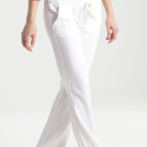 Roxy Linnebyxor  - Säljer mina roxy linnebyxor som jag köpte i slutet av förra sommaren. Riktigt bra skick och har knappt använt de. Säljer för att de är för små nu. Buda eller köp direkt för 600kr❤️